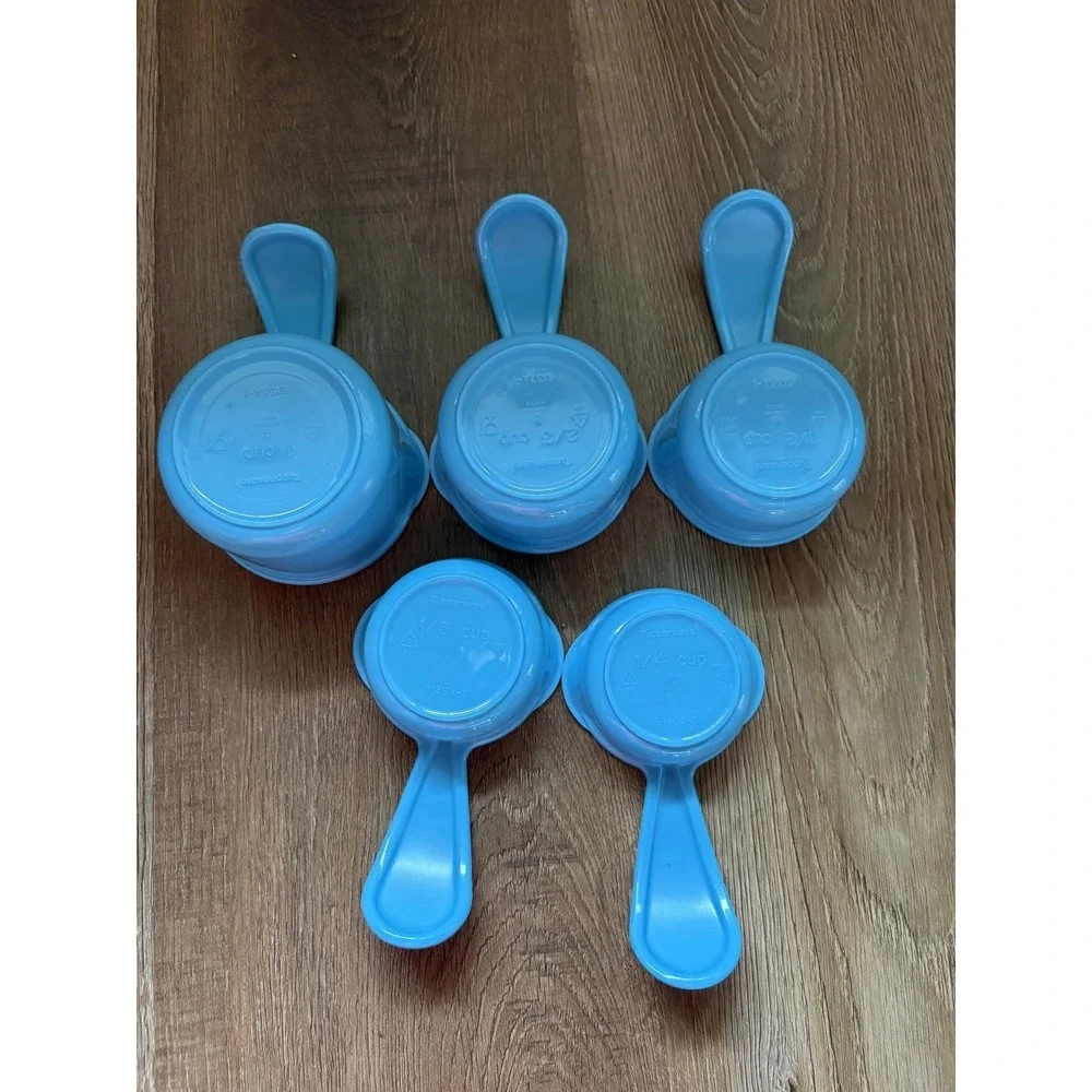 Tupperware‎ Measuring Cups Blue Curved Handles Embossed Set Of 5 Hard To Find